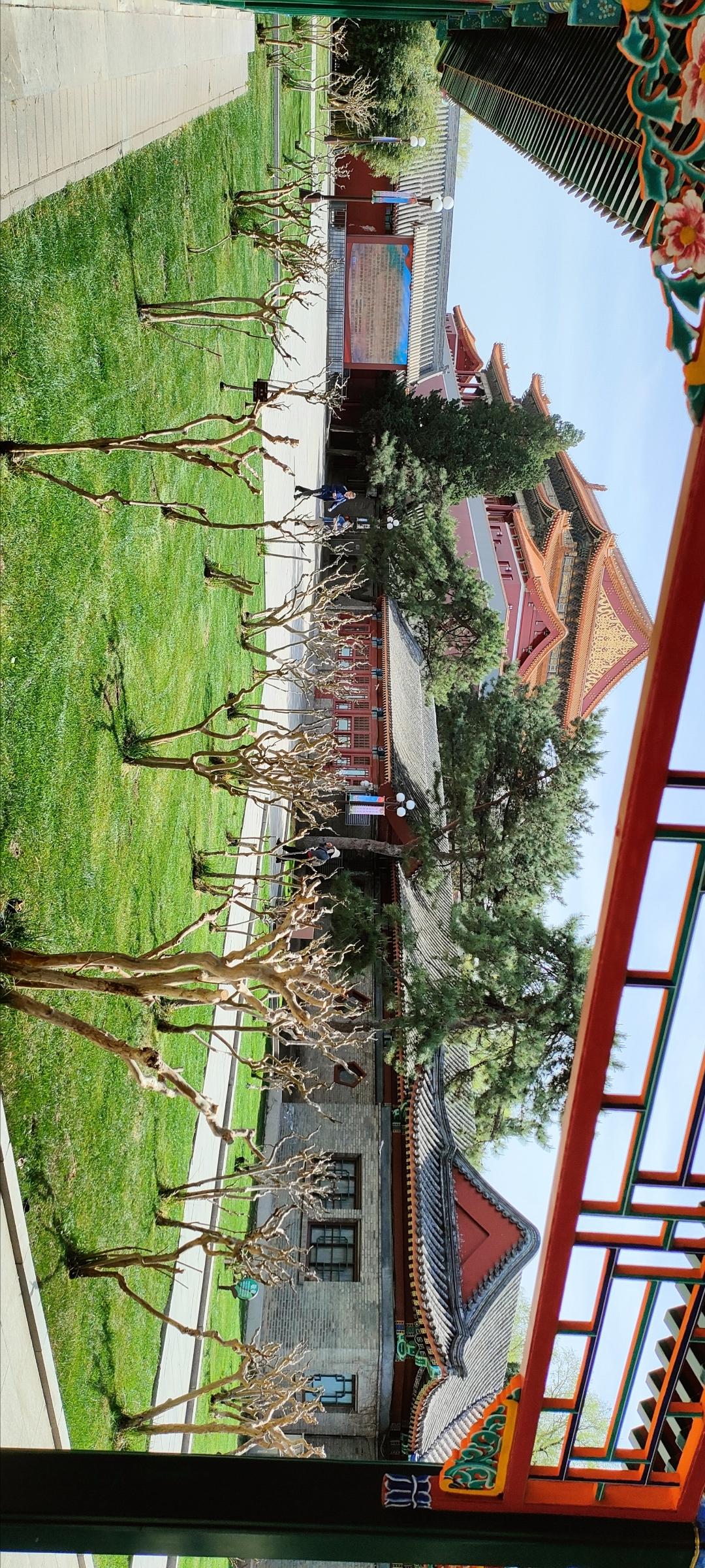 古色古香的庭院，红墙绿瓦，静谧祥和。