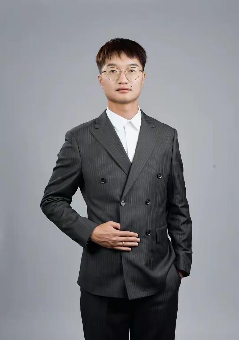 谭少锋走了，就在1月22日早上，初雪还没化完。姐姐说，他最后握着她的手，慢慢松开