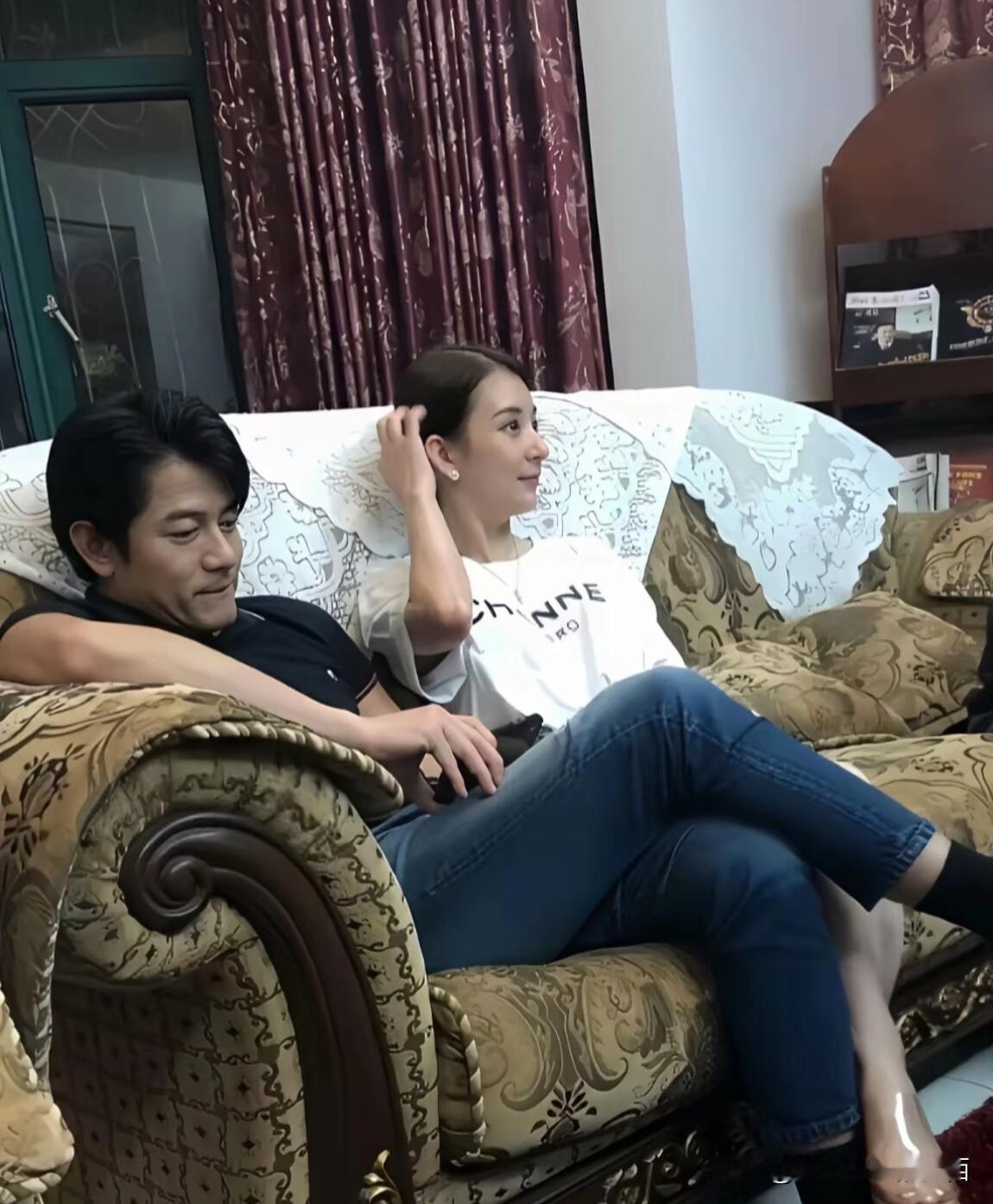 郭富城在丈母娘家挺接地气的，老婆在旁边看电视，他一个人玩手机，没有明星的架子。不