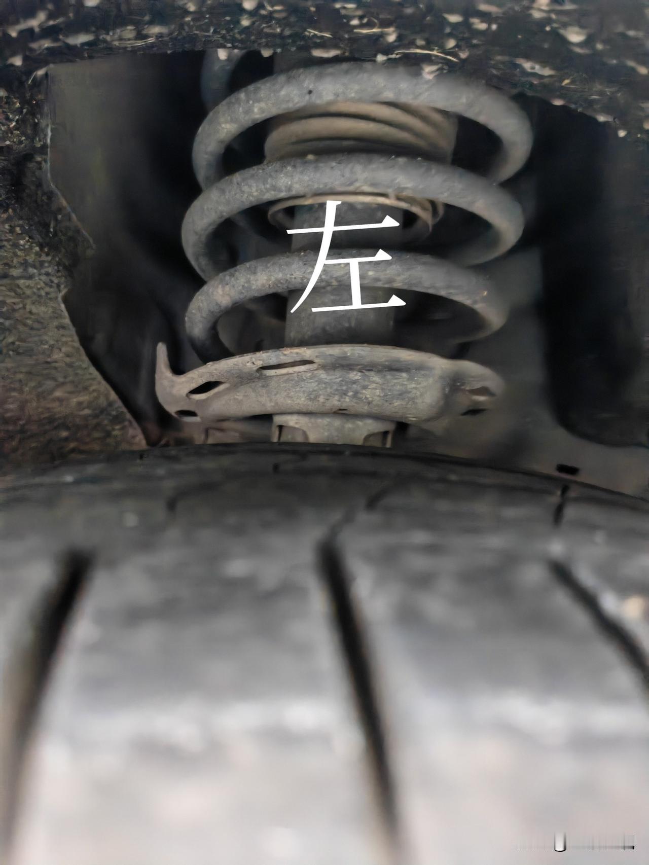 我的车前头引擎盖左边似乎有点低，今天才发现毛病了。
       我用手指丈量了