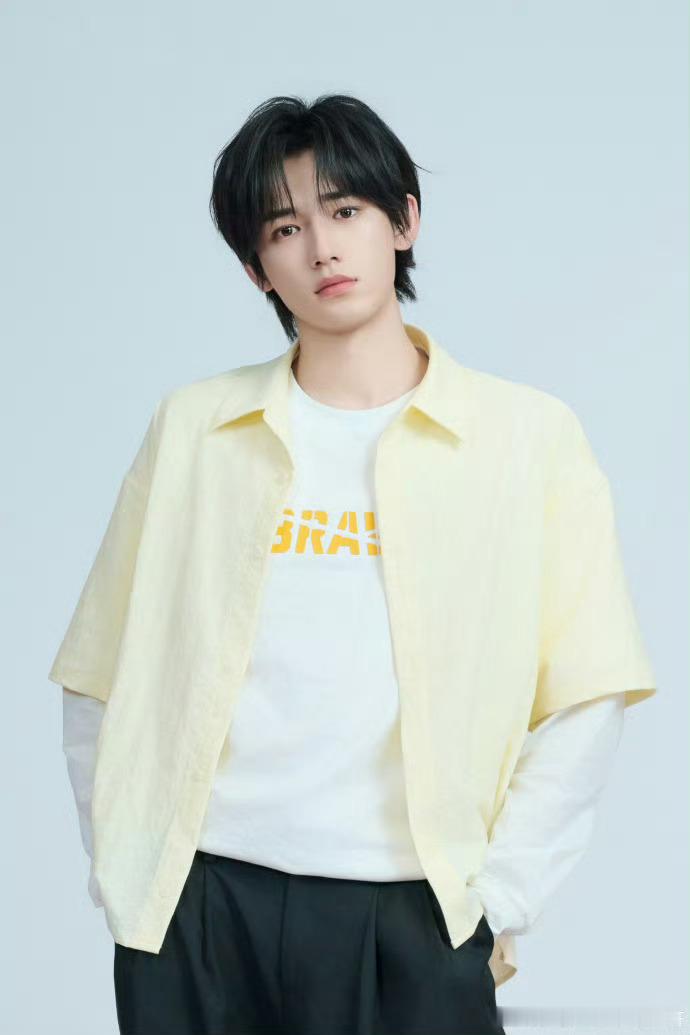 宋亚轩撕名牌真君子张真源教宋亚轩撕名牌要做君子张真源给宋亚轩传授撕名牌小技巧，要