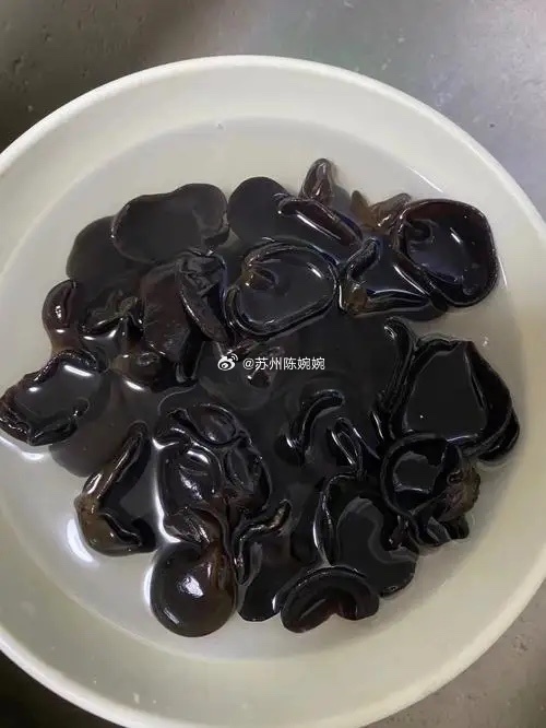 含剧毒，无解药！每家每户都有，千万别乱吃，哪怕煮烂了也没用！有一种毒素，煮不死、