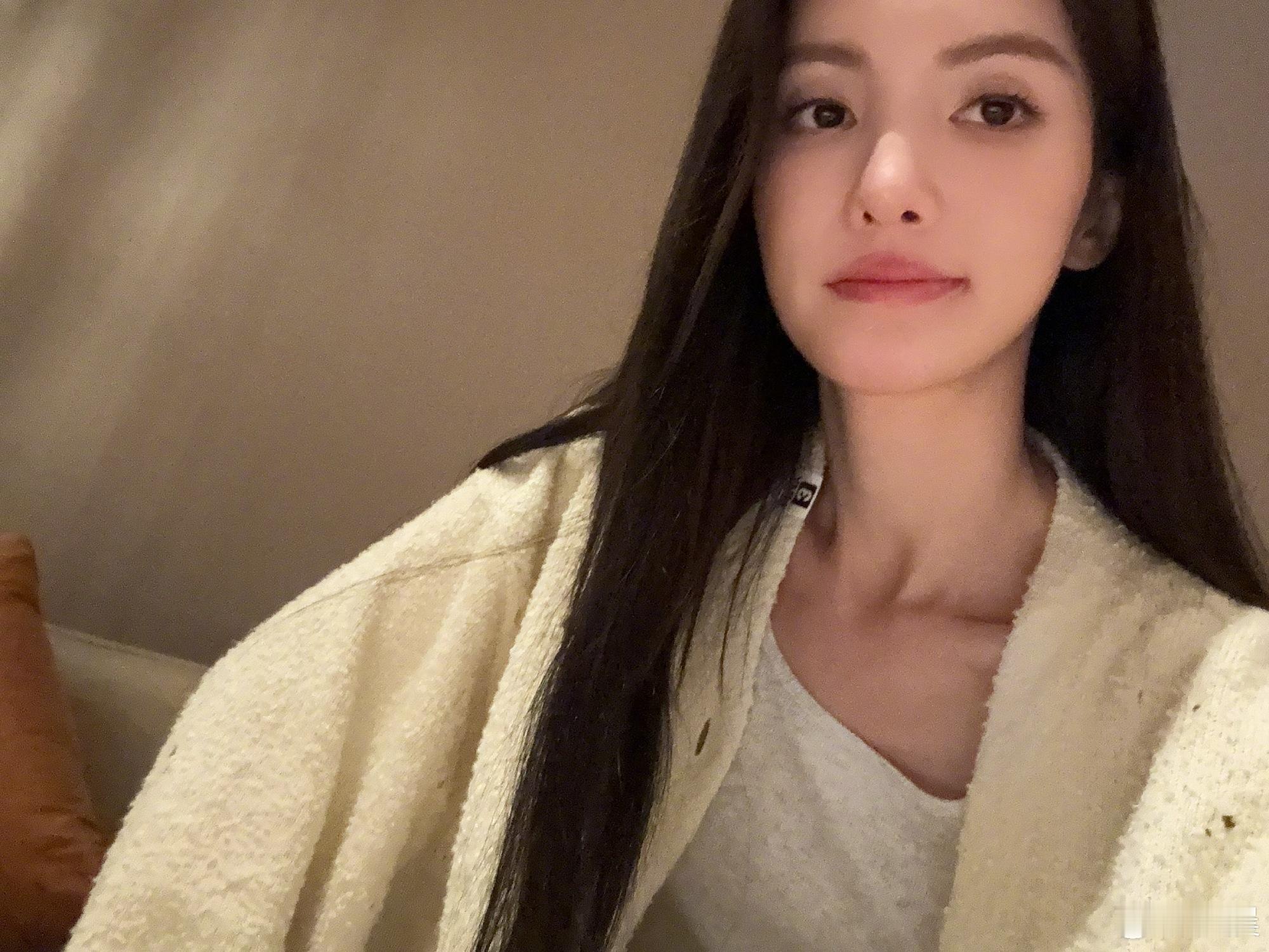 #差点没认出金晨#美女就是不畏惧各个角度，不管是哪个都是今晨呦[赢牛奶]咱就是说