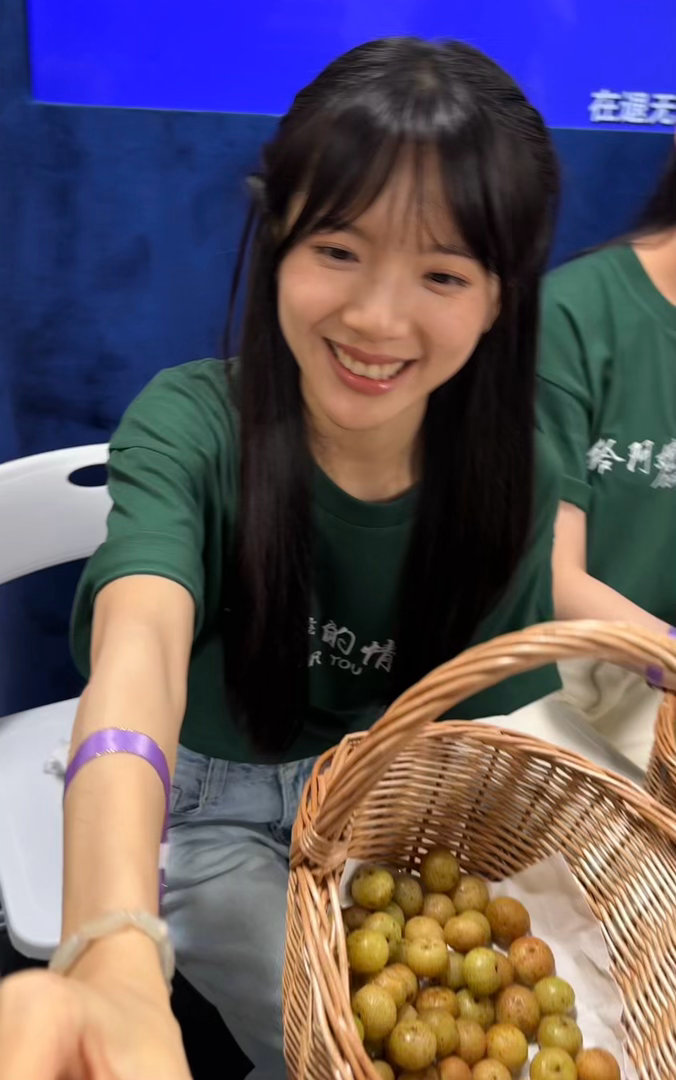 李思潼被夸漂亮就甜甜地笑工作人员找李思潼要油柑吃，她说她给我好好挑一个，我说这个