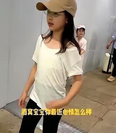 刚刷到董璇她女儿的视频，给我看愣了，才十岁的小姑娘披着宽大成人T恤，举止沉稳从容