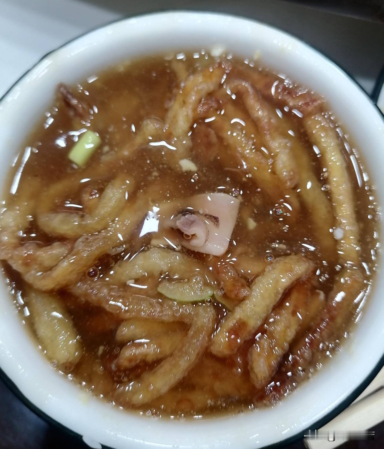 老家的餐馆，菜量相当大，都是大盘子大号碗上菜，满满当当的，点菜太多老板娘都叫停，