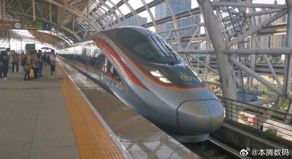 这就衍生出了一个巨大的技术难题：高铁必须在这一瞬间断开电源，利用惯性滑过这段无电