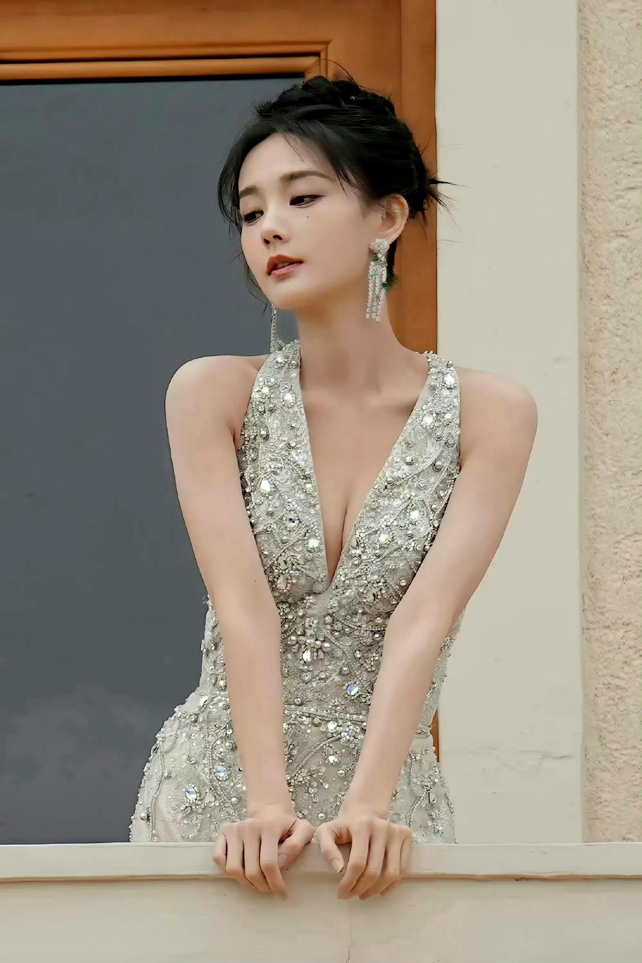 她是热爱舞蹈的山东姑娘，出生于泉城济南！本来的她并不是专业演员，因为一次偶然的机