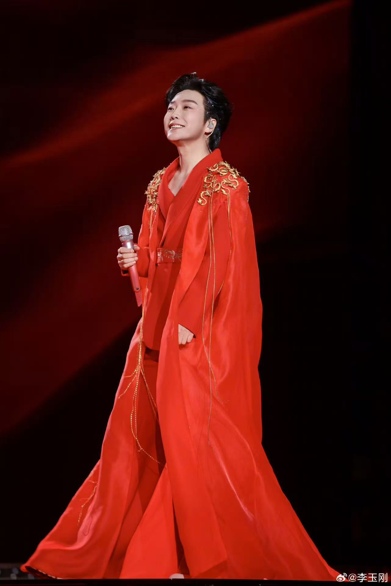 以一曲万疆敬万里河山 九州一色，山河无恙，李玉刚这首万疆，唱尽华夏浪漫与风骨。 