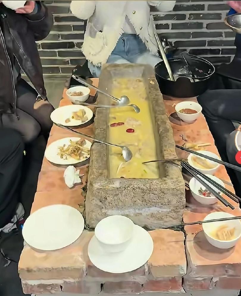 这个社会真的是让人越来越看不懂了。吃饭竟然拿喂猪的石槽子，而且倒饭的时候跟给猪喂