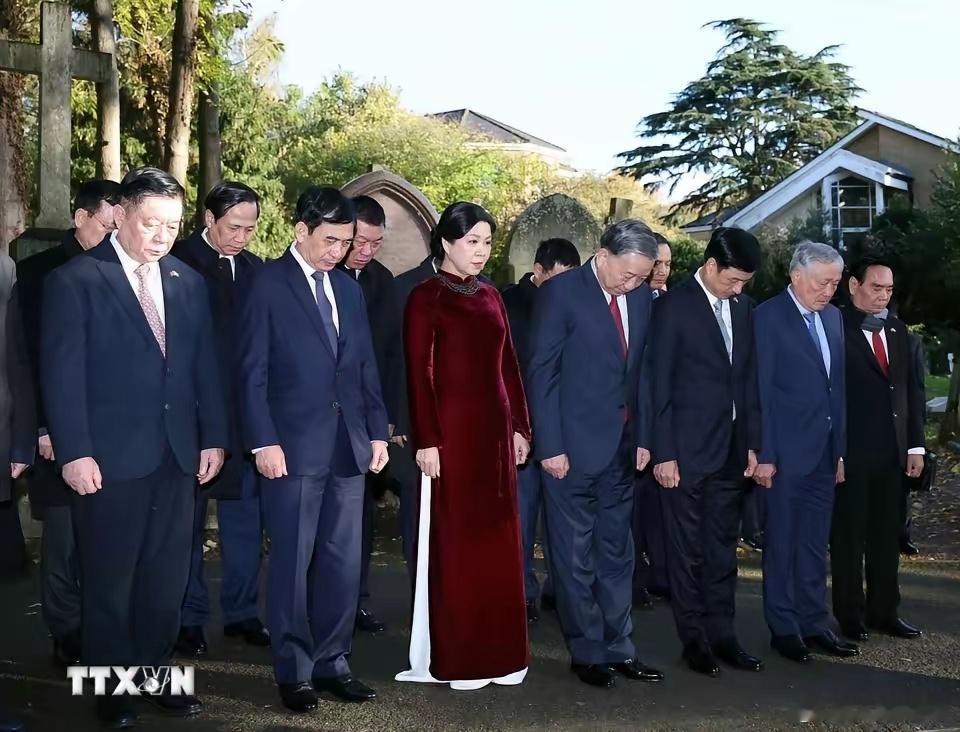 越南苏林访问英国期间，率团在伦敦拜谒马克思墓。 ​​​