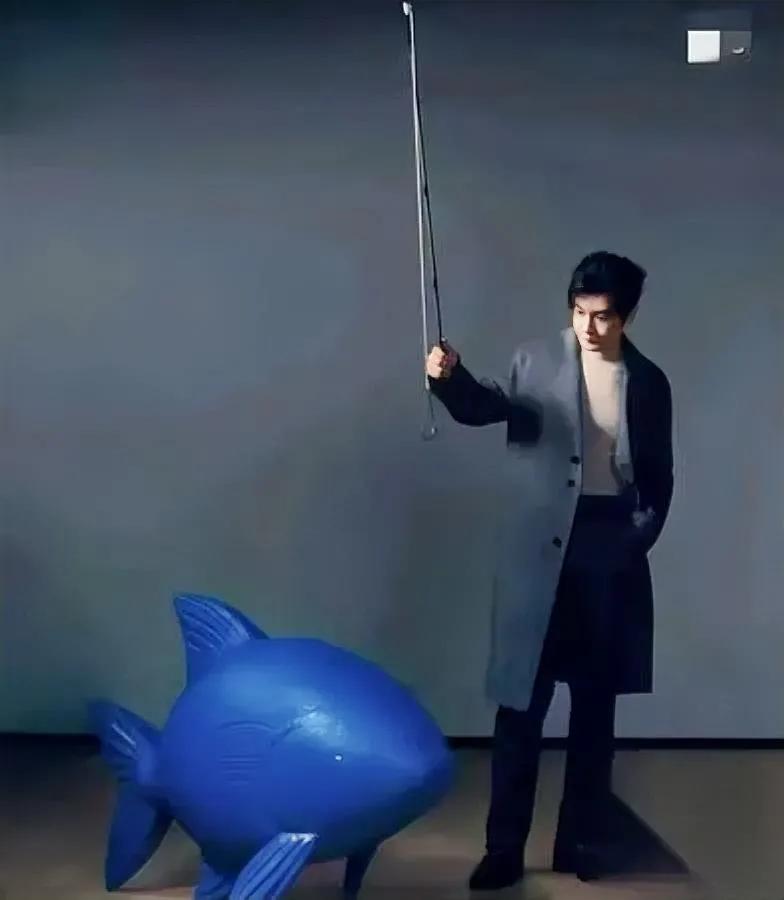 黄晓明最近发的图，有点摸不着头脑。

拿着鱼钩勾着条蓝鱼的写真，不是拍得不好，但