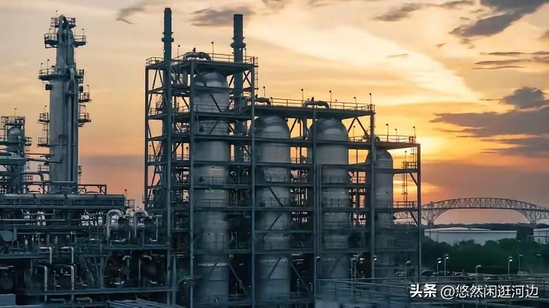 美国多家大型炼油厂接连发生爆炸！
3月24日，美国得克萨斯州阿瑟港的瓦莱罗炼油厂