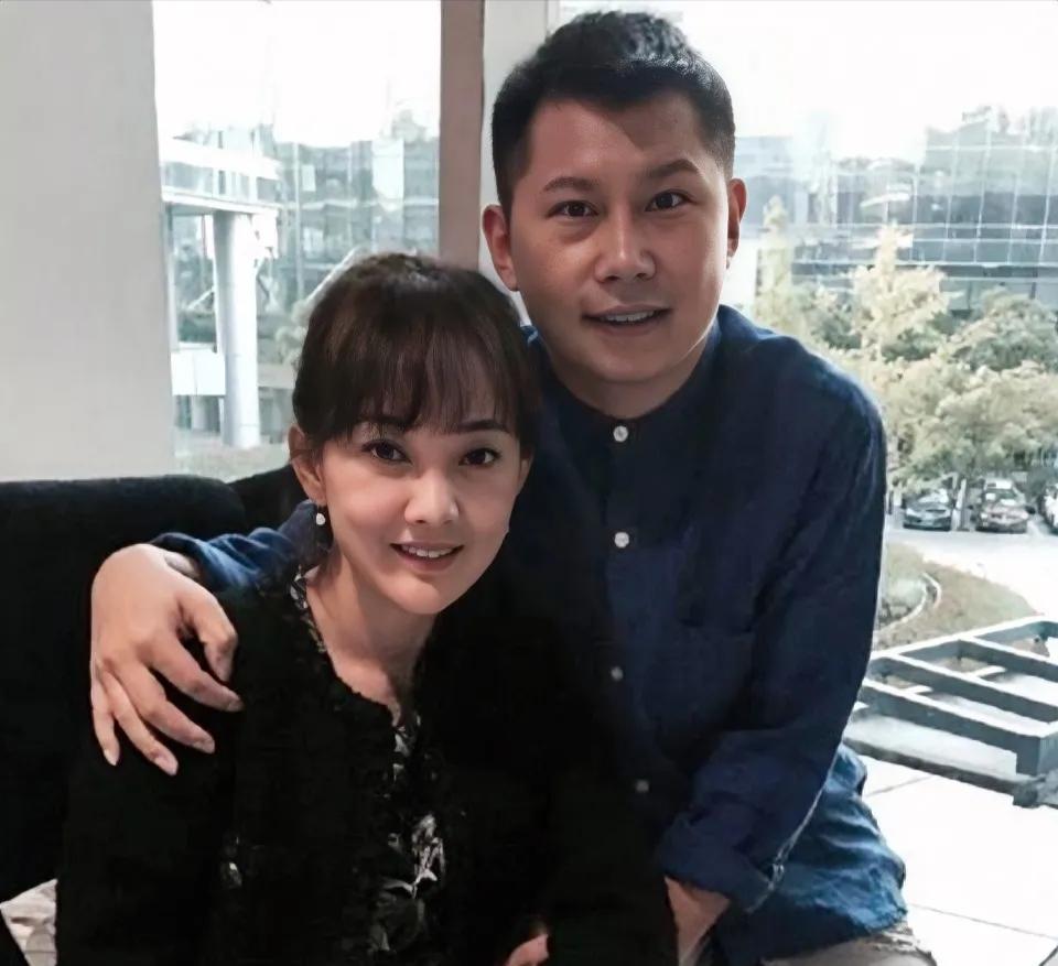 说何云伟和牛莉是完美搭档，还真有点意思。何云伟这哥们儿，1981 年出生在北京昌