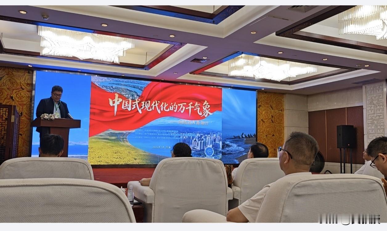 今天非著名正教授黄教授很荣幸
代表正能量网络名人讲几句
这个嘉宾证
据说放在土里