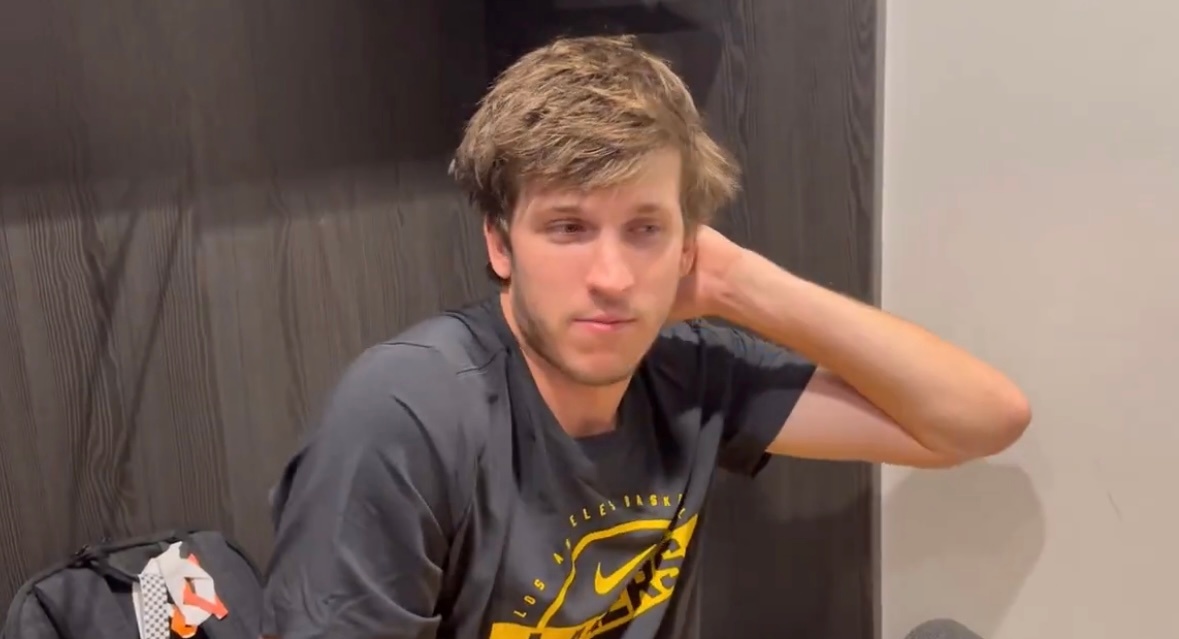 里夫斯赛后评价东契奇偶尔使出的金鸡独立三分：“我跟他说，'能投进这种球是福气，但