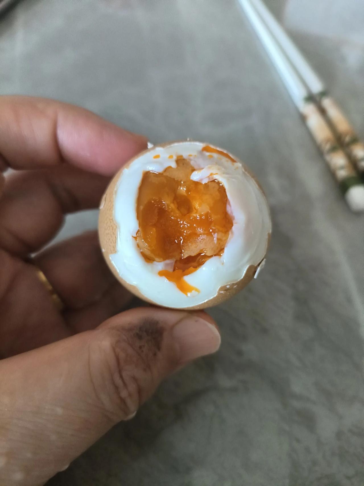 太成功了。
6月21日的时候，学着腌制了一坛子鸡蛋。今日，试着煮了两个，哎呀！简