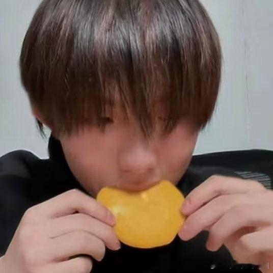 苏新皓你想馋死我们吗 碳水吃碳水 小饼吃饼 萌啊萌啊 如此萌！ 