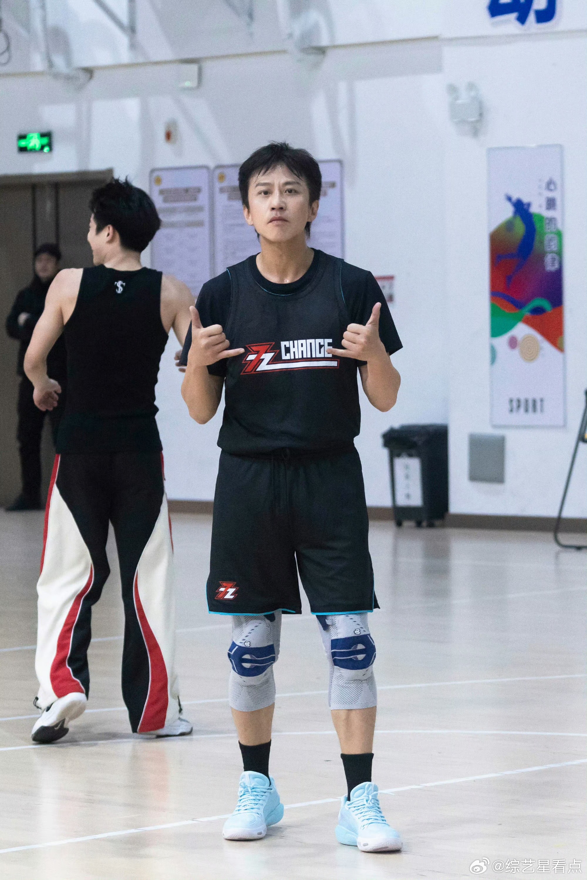 邓超愚人节发这何意味 一看就是开玩笑，邓超太会玩了 