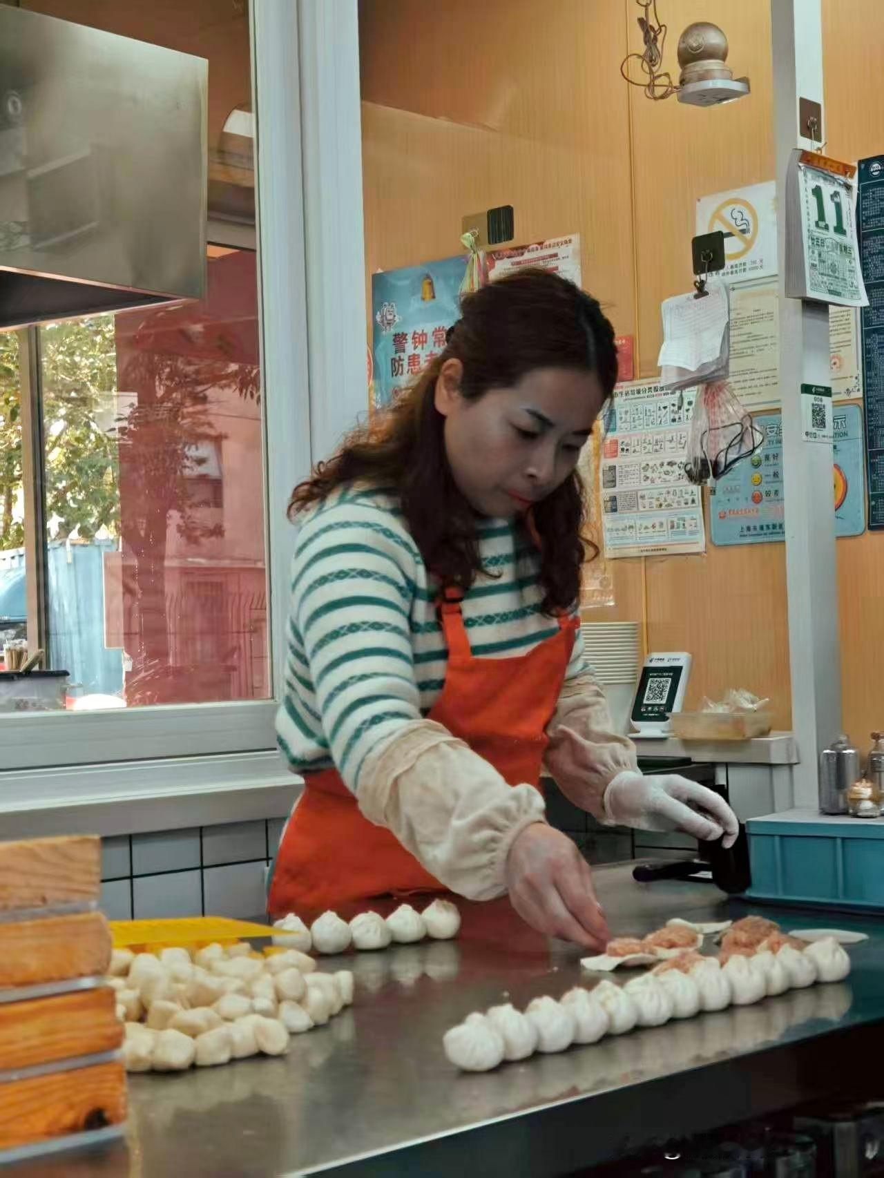 现做现吃，就图它那开盖后听到一阵阵滋啦滋啦的油煎声，给满脸被面粉上了色的阿姨鼓鼓