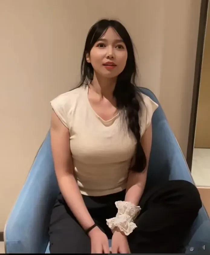 女子恬不知耻的扮演盲人摆拍短视频吸粉赚直播流量，一度引起网民同情转账，百万粉丝的