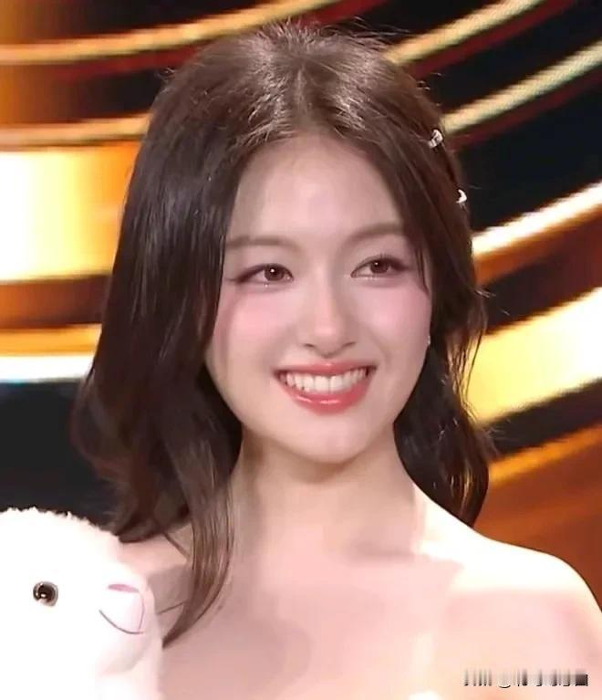 李兰迪这个妆容好看是好看，但怎么在她的身上我却仿佛看到陈都灵的影子了呢。