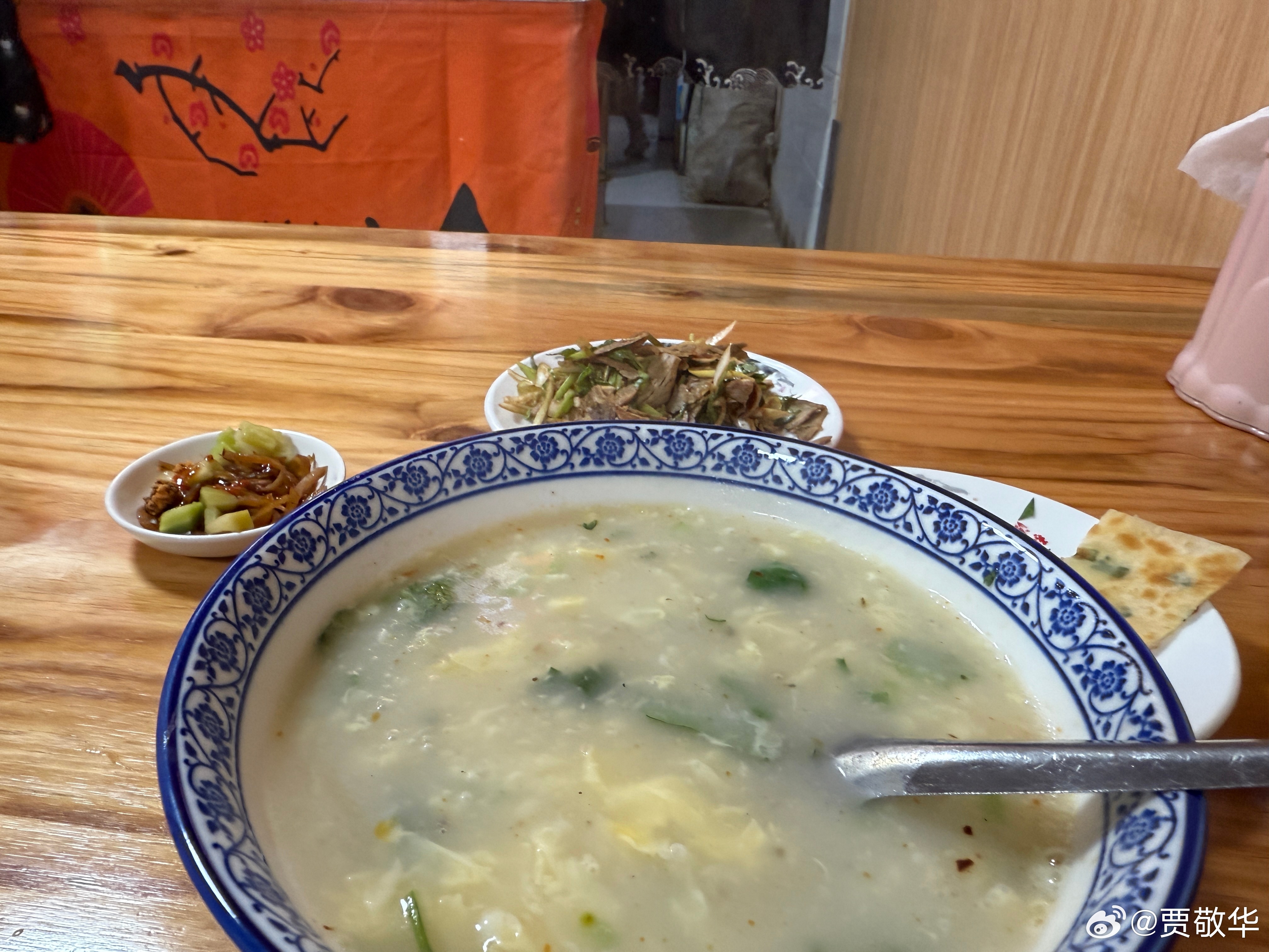 #每天早起打卡# 又是早起的一天，先干饭，然后去成都看荣耀WIN发布会！ 