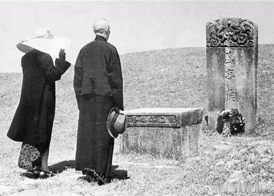 1948年5月，蒋介石与夫人宋美龄在江苏宜兴祭祖的场景，他们祭拜的是蒋氏先祖、东