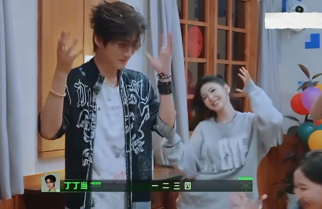 丁程鑫数拍子带大家清跳依赖摇丁程鑫帮大家数拍子开始推理吧 丁程鑫的反应很及时，没