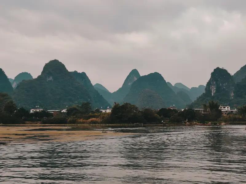 上联：一山一水一世界；求下联半禅半道半佛陀。