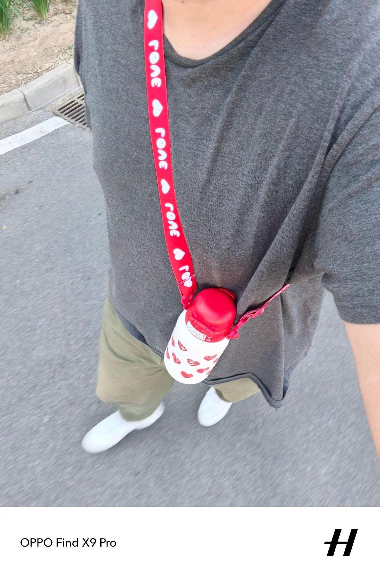 在一个初夏的傍晚36岁的杨先生背上闺女的小水壶去接她啦