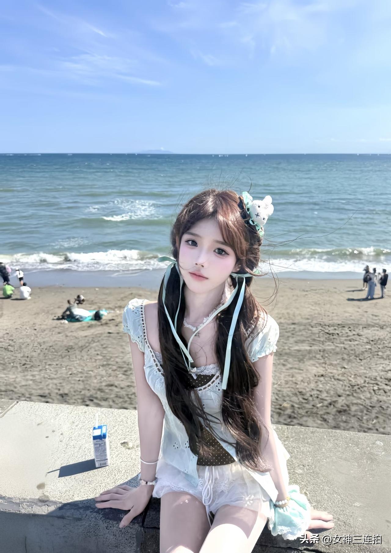 海边少女，清新夏日，阳光明媚，海风轻拂，悠然自得。