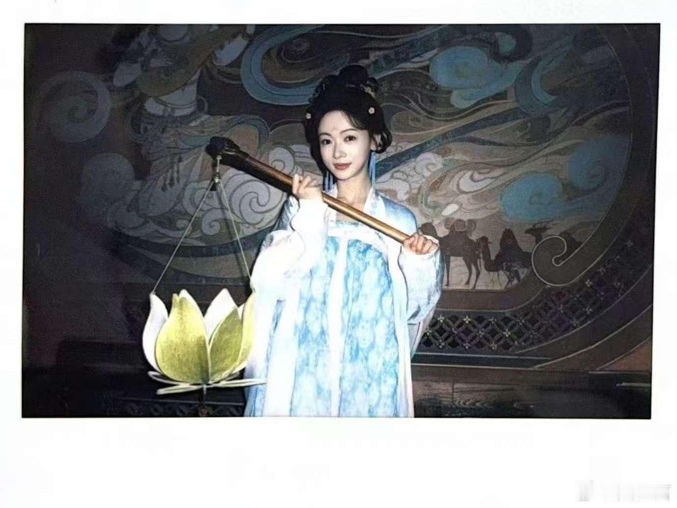 吴谨言晚上记得赏月哦吴谨言提灯赏月吴谨言提灯赏月，好美，[害羞][害羞] ​​​