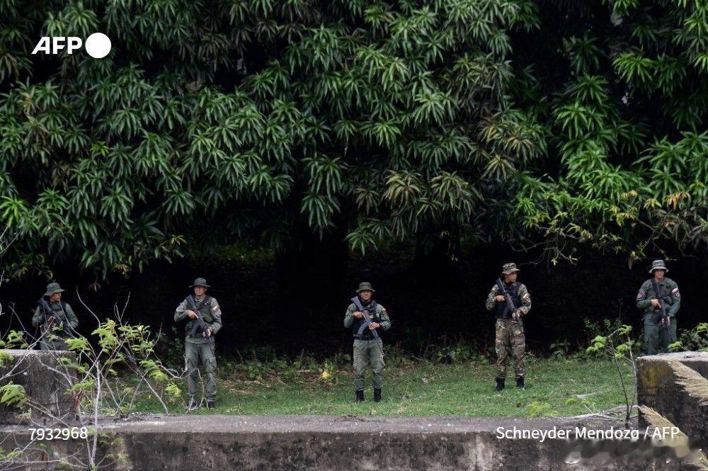 法新社消息，委内瑞拉在美军于加勒比海地区增兵后，向与哥伦比亚接壤的边境地带部署了
