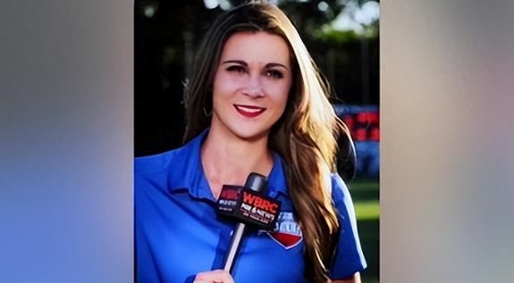 【美前体育记者夫妇身亡，3 岁幼子开门引祖父发现悲剧】美国前体育记者克里斯蒂娜・