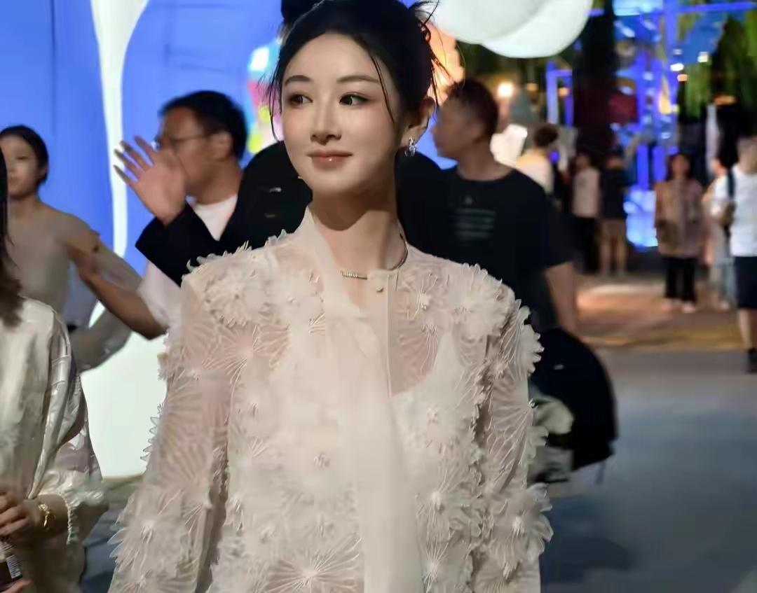 乌镇偶遇薇娅 ，竟发现了她藏了个三年的秘密…

刚开始，撞见薇娅，我并没认出来。