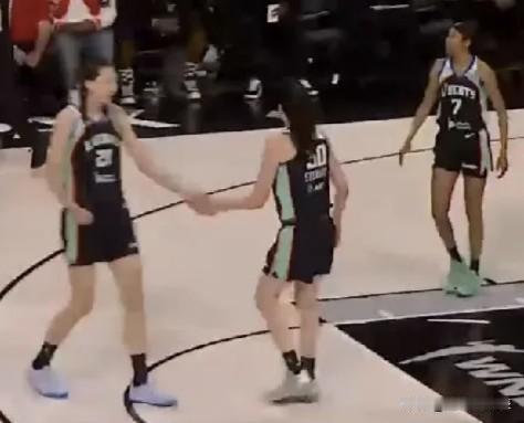 WNBA常规赛战报，自由人客场2分险胜水星，韩旭17分队内第二高！北京时间202