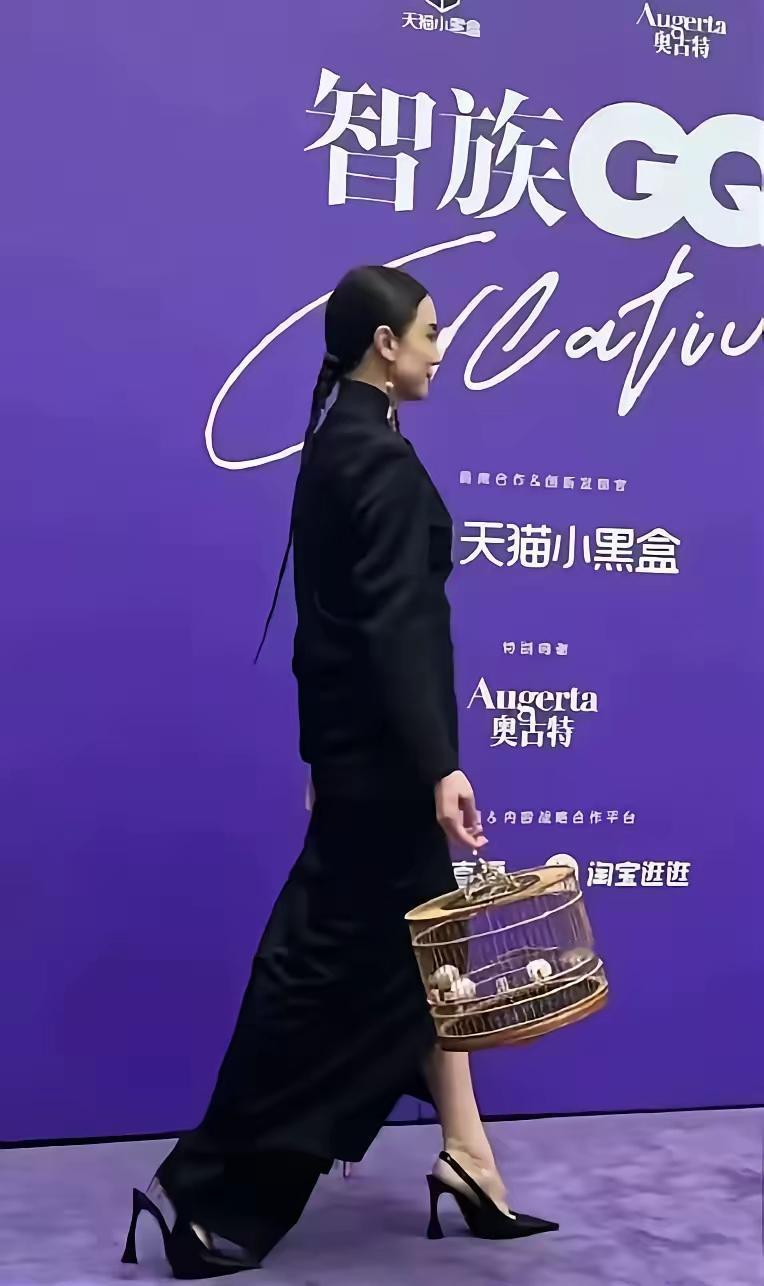 小宋佳扎金钱辫、
提鸟笼的造型这也“太巧合”了吧。
网友直指这身装扮像极了晚清八