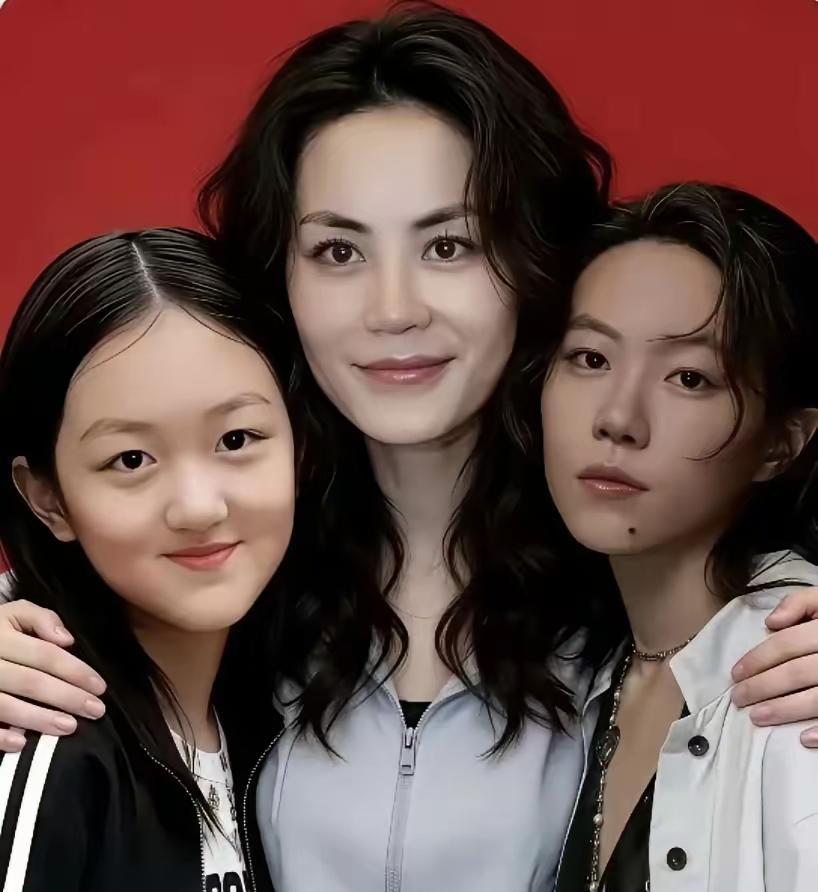 王菲这辈子最后悔的事情，不是和窦唯结婚，也不是和李亚鹏结婚，而是后悔没有生一个像