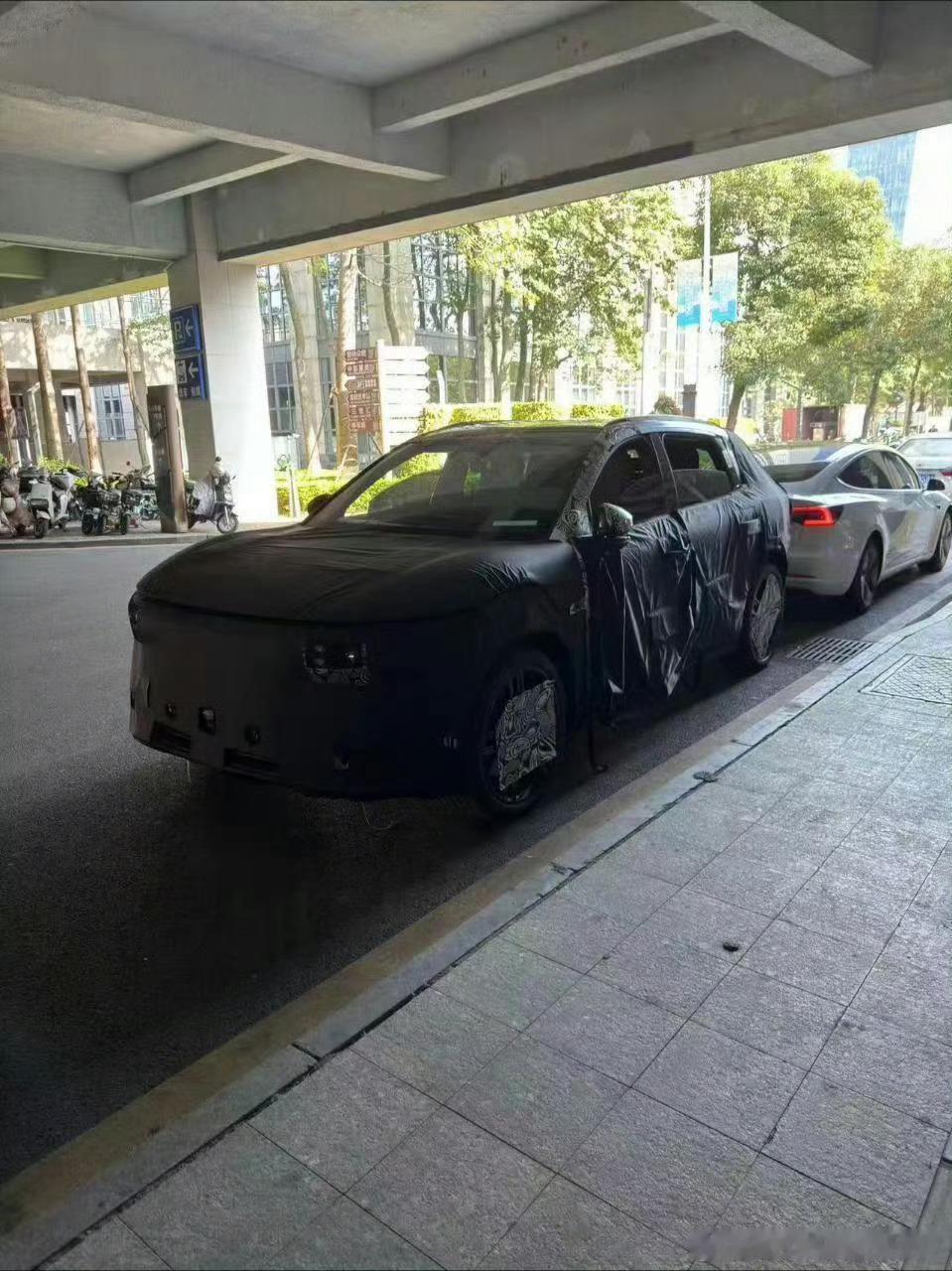 #极氪007# 的同平台SUV CX1E被人抓拍看来面市也快了，好奇最后的C柱造