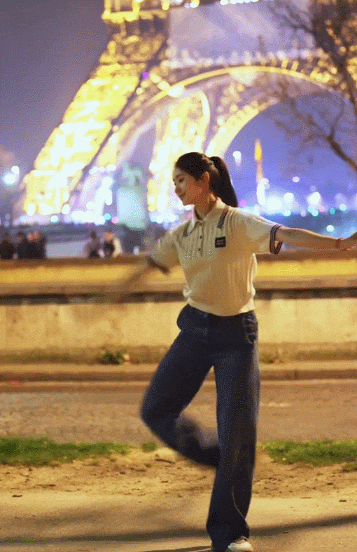 文亦娱乐“谋女郎”刘浩存在巴黎铁塔下跳舞！扎马尾少女感十足 