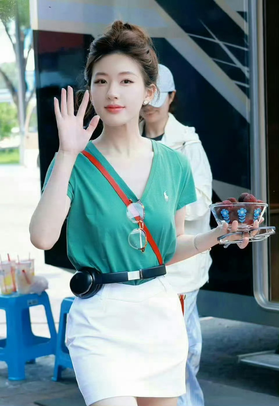 赵露思的腰……细得能把耳机当“腰带” 