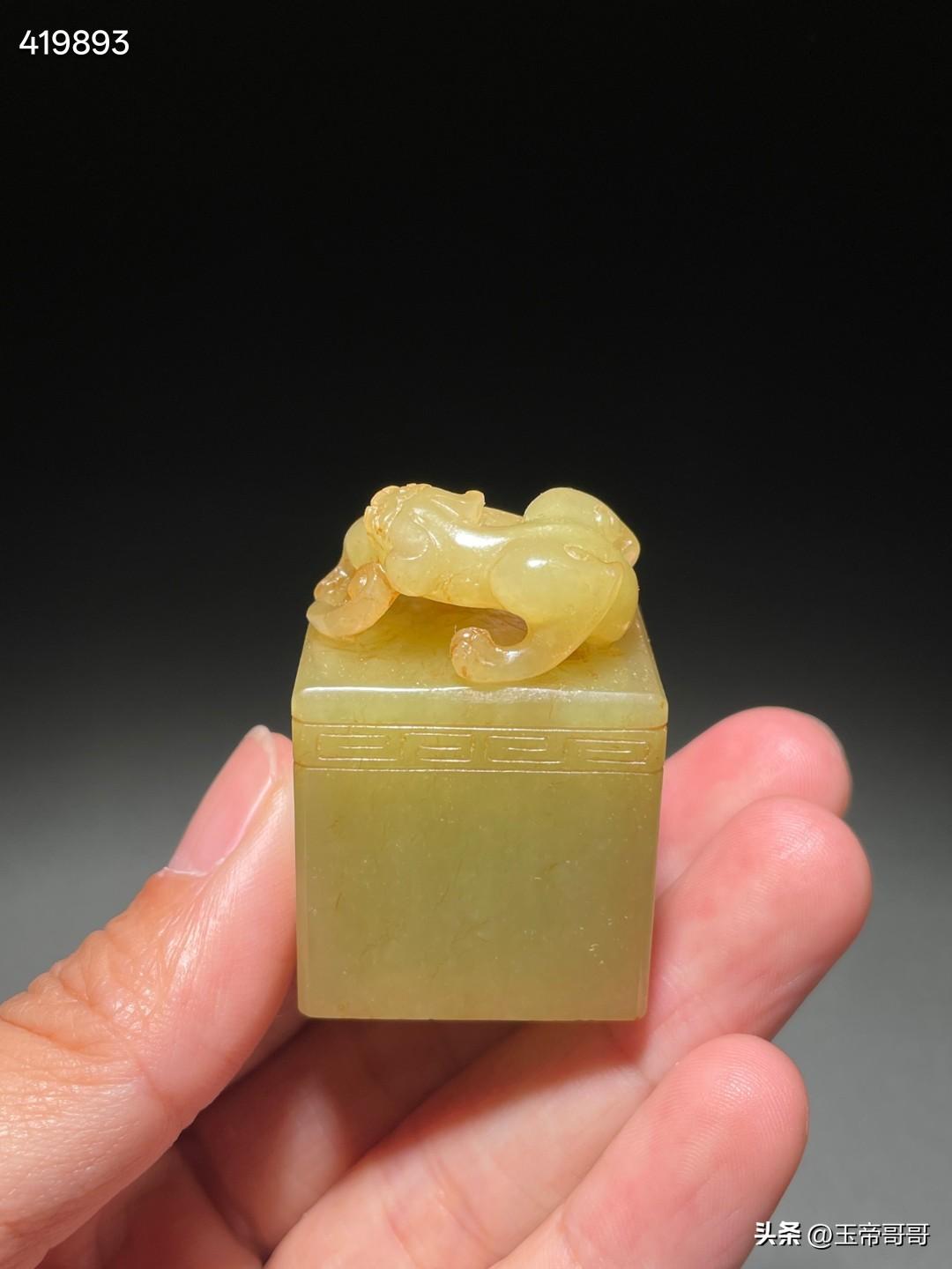 清和田玉黄玉螭龙纹印章
尺寸4.3×2.9×2.5厘米