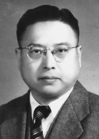 1949年，黄竞武被捕，敌人见他不屈服，就把他活埋。当泥土将他全部埋没时，敌人正