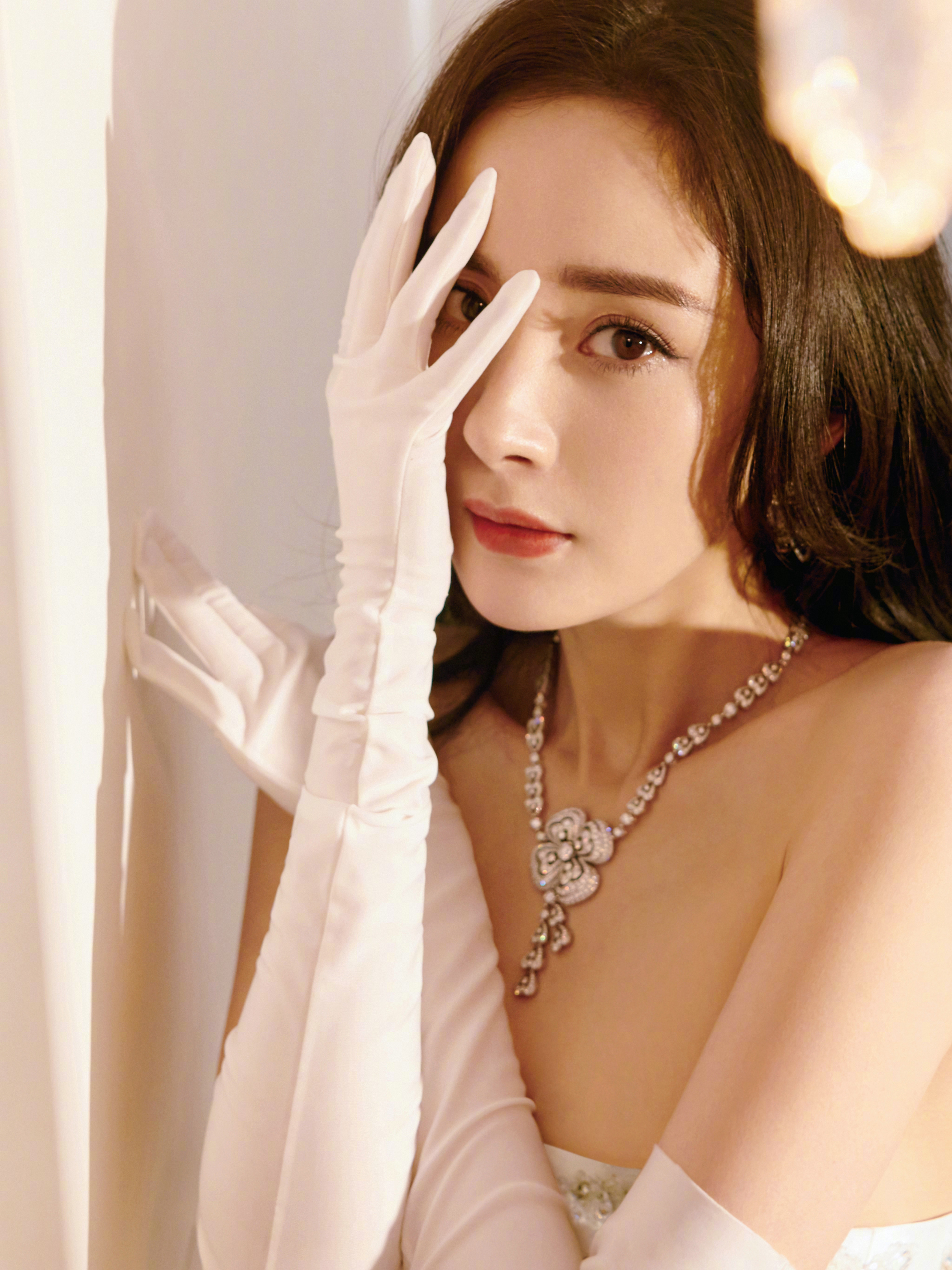 杨幂[超话] ym杨幂宁绣绣 把日子熬成一碗琥珀色的糖，趁热倒进梦里，明早醒来唇