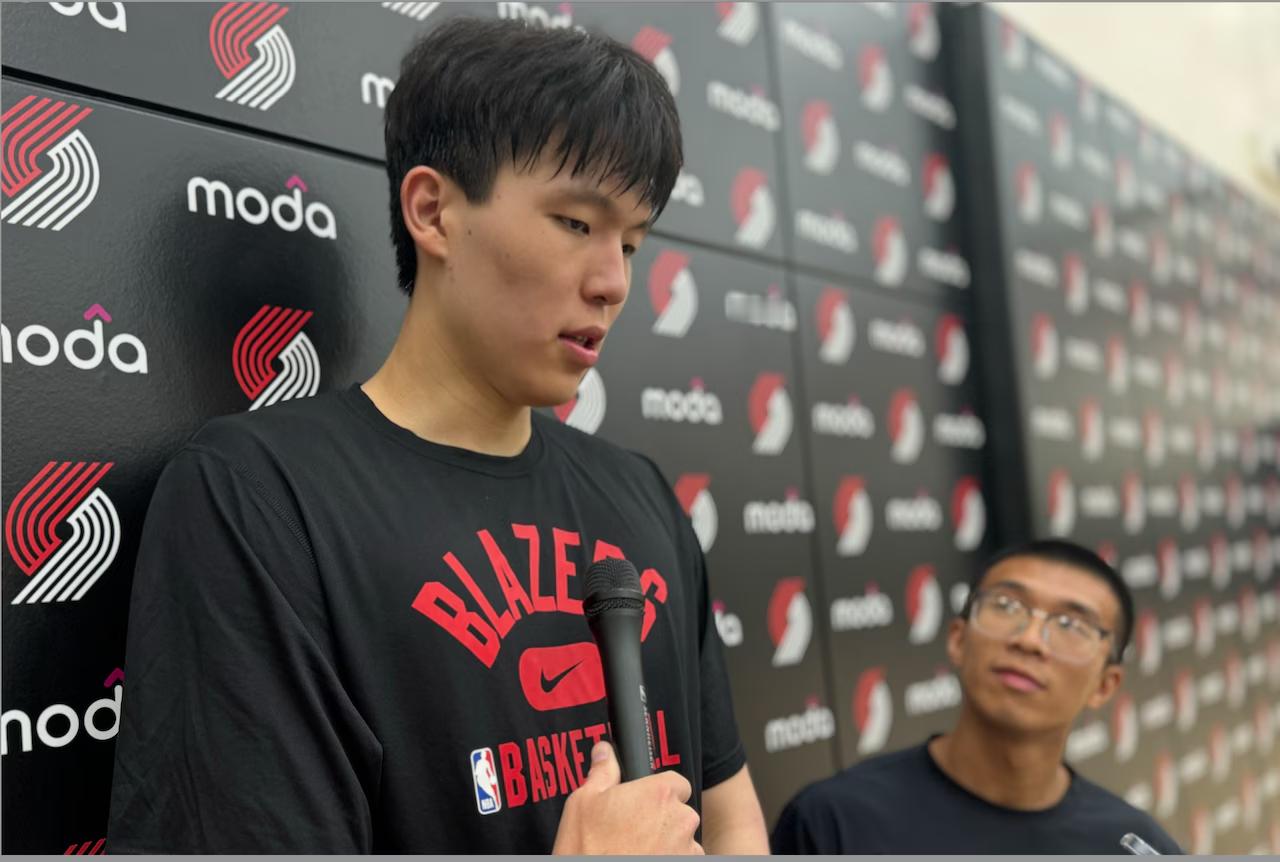 杨瀚森翻译进教练组是误传杨瀚森英语水平提升很快 所以是谁说他进了教练组了？消息是