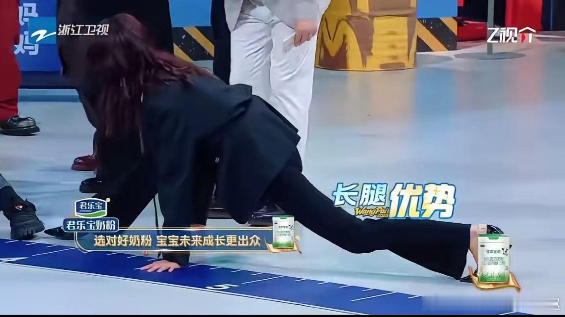 关晓彤 你们是不认识孟子义吗最近看《王牌对王牌》直接被关晓彤的大长腿震撼到失语！