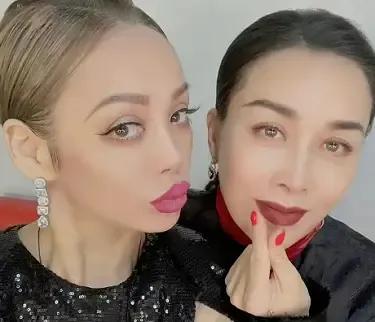 还以为是个外国人呢，除了脸白一点，像不像非洲女郎？真没有那英好看。其实，刚出道时