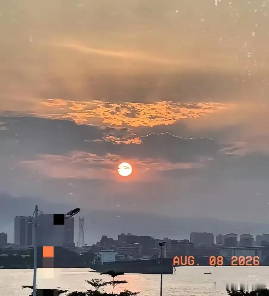 这下大家放心了。再过6天，也就是8月14号，全国各地都将正式进入末伏阶段，一共1