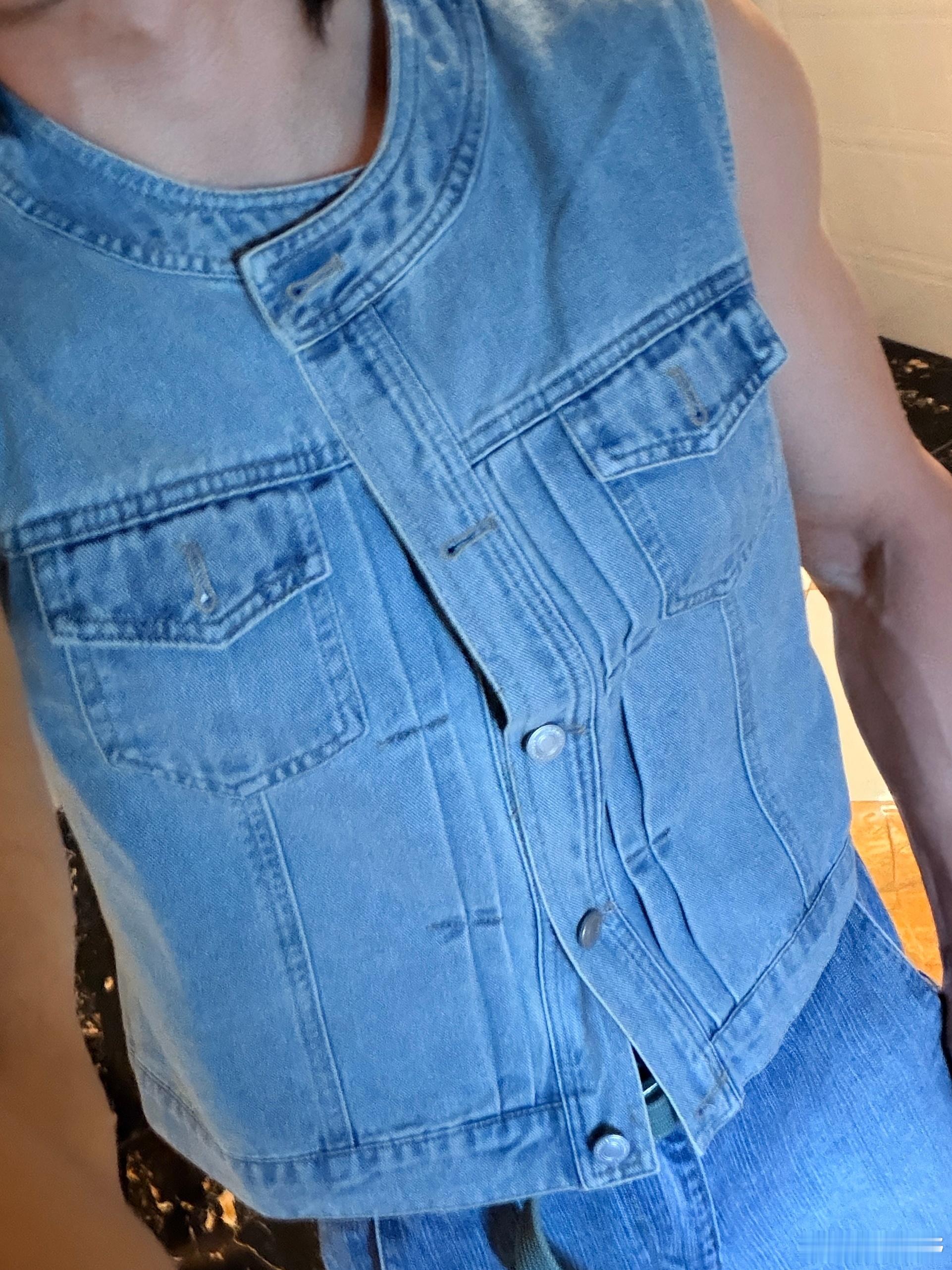 肚脐眼冒风感觉好不安全，赶紧回去加个内衬